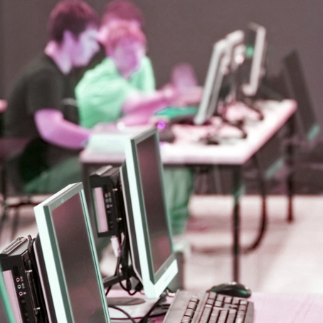 Personas trabajando con ordenadores